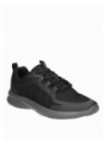 zapatilla negra informal de hombre ideal para actividades diarias, combinando estilo y confort.