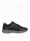 zapatilla negra informal de hombre con forro textil, adaptándose a la anatomía del pie para evitar roces.