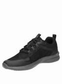 zapatilla negra informal de hombre con diseño moderno y juvenil, ideal para uso urbano diario.