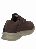 zapatilla de cuero marrón con forro textil, destacando su confort y maleabilidad.