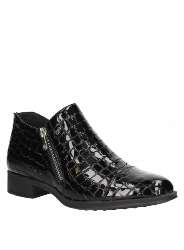 Calzado negro de cuero charol con cremallera lateral, combina estilo sofisticado y funcionalidad para el día a día.