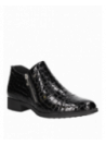 Zapato negro de charol para mujer, diseño elegante y cómodo, ideal para el día a día en la ciudad.