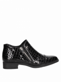 Zapato de cuero negro con cremallera lateral, estilo chic y versátil para ocasiones informales o semi-formales.