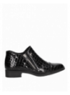 Zapato de cuero negro con cremallera lateral, estilo chic y versátil para ocasiones informales o semi-formales.