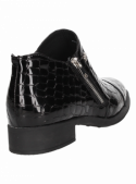 Calzado plano de charol negro para mujer, perfecto para combinar con atuendos casuales o refinados.