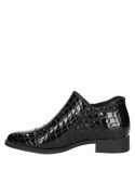 Zapato de cuero negro para mujer con cremallera lateral, diseño moderno que combina elegancia y funcionalidad.