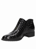 Zapato negro de charol para mujer con acabado reptil en cuero, ideal para un estilo urbano y sofisticado.