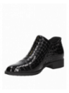 Zapato negro de charol para mujer con acabado reptil en cuero, ideal para un estilo urbano y sofisticado.