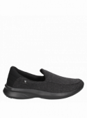 calzado negro textil masculino, adaptable y confortable, diseñado para evitar roces