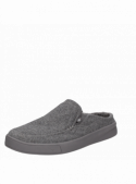 Pantuflas grises de hombre con suave material textil y forro interno de chiporro.