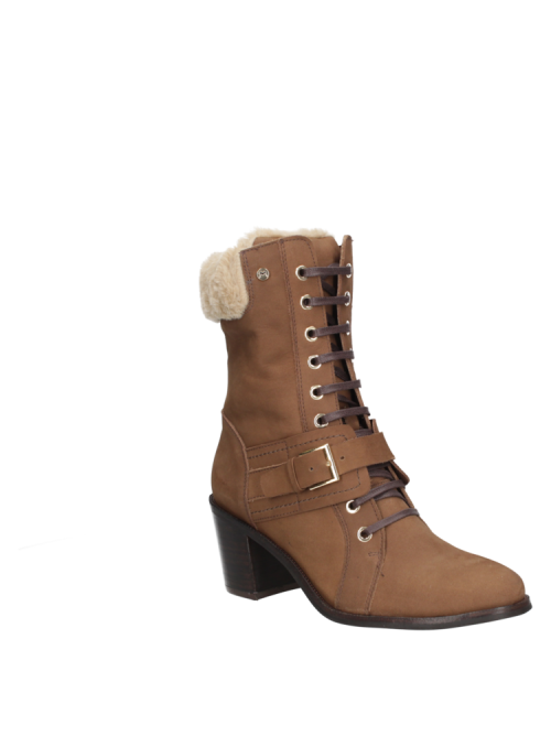 Botín casual camel de cuero, combina estilo y comodidad con forro textil y chiporro.