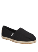 Alpargata negra de mujer estilo informal, ideal para el verano.
