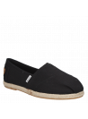 Alpargata negra de mujer estilo informal, ideal para el verano.