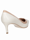 Zapato formal de cuero beige para mujer con forro sintético y diseño sofisticado.