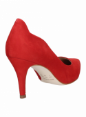 Zapato femenino de cuero rojo con forro sintético y caña de 4.5 cm, estilo vestir.