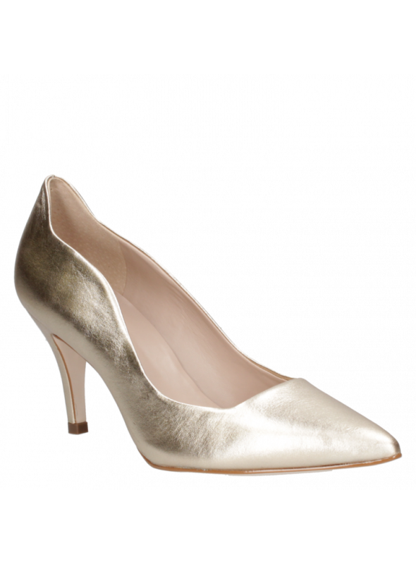 Zapato de vestir negro de cuero para mujer, meticulosamente trabajado, con taco aguja distintivo.