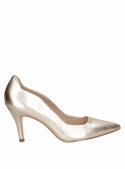 Elegante zapato de cuero dorado para mujer, ideal para ocasiones formales y eventos sociales.