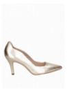Elegante zapato de cuero dorado para mujer, ideal para ocasiones formales y eventos sociales.