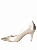 Detalle del zapato dorado de cuero para mujer, mostrando su elegante diseño de vestir.