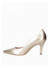 Detalle del zapato dorado de cuero para mujer, mostrando su elegante diseño de vestir.