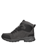 Calzado outdoor gris para hombre, botín de cuero y textil, perfecto para aventuras urbanas.