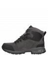 Calzado outdoor gris para hombre, botín de cuero y textil, perfecto para aventuras urbanas.