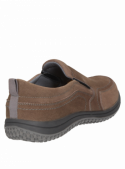 Zapatilla taupe para hombre, cuero gamuzado, caña de 7.5 cm, estilo casual.
