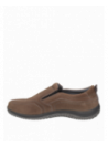 Zapatilla de cuero gamuzado taupe con taco plano de 2.5 cm y punta redonda.