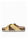 Calzado femenino dorado, estilo casual, perfecto para días cálidos, con diseño cómodo y versátil.