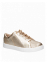zapatilla de cuero dorada para mujer con detalles refinados y tendencia actual.