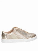zapatilla urbana dorada de cuero para mujer, destacando por su estilo y comodidad.