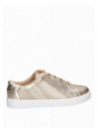 zapatilla urbana dorada de cuero para mujer, destacando por su estilo y comodidad.
