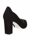 Elegante zapato negro de cuero para mujer, diseño sencillo y funcional, perfecto para reuniones y ceremonias.