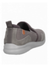 Calzado escolar gris para hombre, diseño moderno, cuero y textil, taco plano.