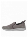 Zapatilla gris de hombre, mezcla de cuero y textil, cómoda para el día a día.