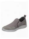 Zapatilla gris para hombre, estilo informal, cuero y textil, ideal para uso escolar.