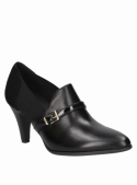 Zapato formal de mujer en cuero negro, con acabado liso y hebilla decorativa, ideal para un estilo clásico y distinguido.