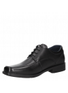 Calzado masculino negro de cuero con microperforaciones para ventilación.