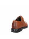 Vista del zapato camel de cuero con taco plano de 3.5 cm.