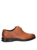 Detalle de costuras en zapato camel de cuero, ideal para uso diario.