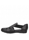 Sandalia negra de cuero, estilo casual femenino con punta redonda.