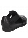 Calzado de cuero negro para mujer, estilo casual con taco plano.