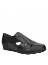 Sandalia negra de cuero para mujer, estilo casual, taco plano y punta redonda.