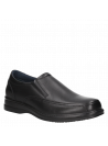 Zapato de hombre negro de cuero tipo mocasín, diseño clásico sin cordones, ideal para vestimenta semi-formal.