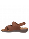 Sandalia de cuero camel con taco cuña, perfecta para un look casual y cómodo.