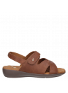 Calzado informal camel de cuero para mujer, con diseño de taco cuña y materiales ligeros.