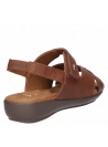 Sandalia camel de cuero con punta abierta, diseñada para comodidad y libertad al caminar.