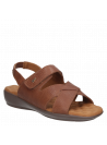 Sandalia de mujer camel de cuero con taco cuña de 4 cm, ideal para estilo informal.