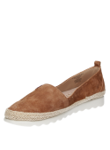 Zapato de cuero camel para mujer, estilo casual, cómodo y ligero, con taco plano y punta redonda.