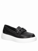 Zapato informal de cuero negro para mujer, diseño elegante y cómodo con acabados premium.